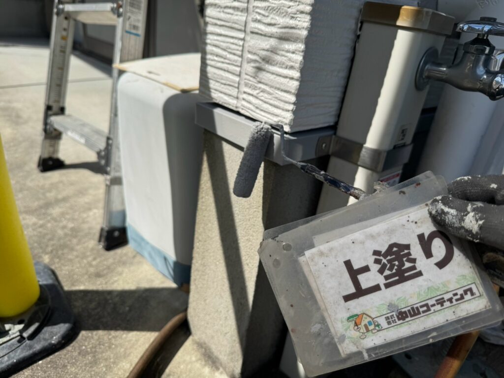 水切りに上塗りを重ね、色と艶を整えています