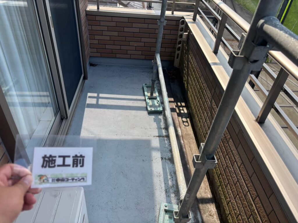 ベランダの床も高圧洗浄前の状態を確認します