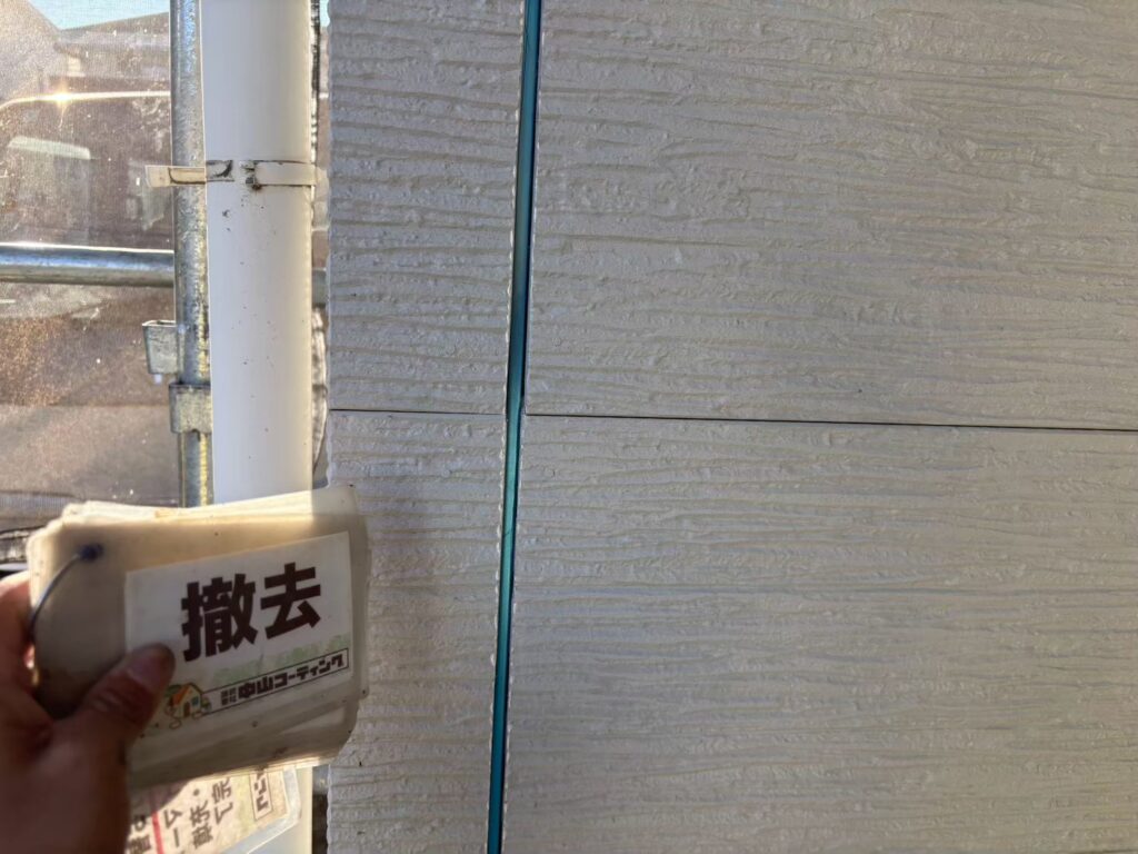既存の古いコーキング材を撤去します