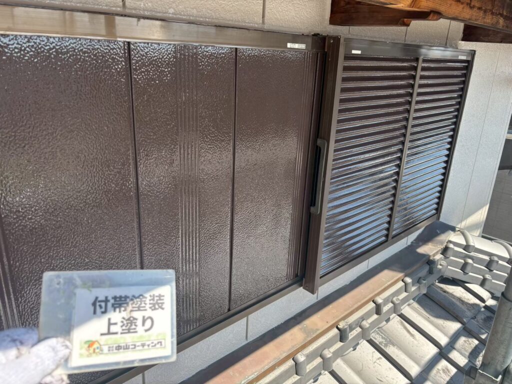 雨戸の上塗りを行い、美しい艶と均一な仕上がりに整えました