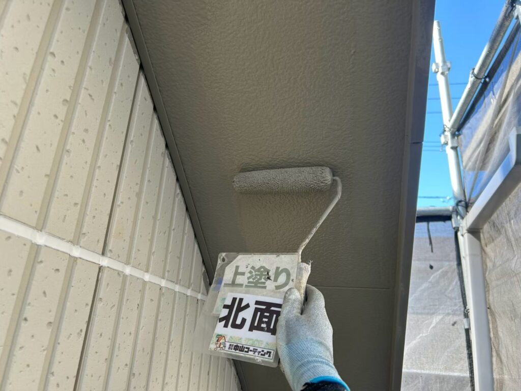 軒天の広い面は、ローラーで均一に塗装します