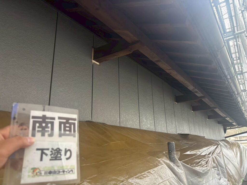 南面の外壁に下塗りを施し、仕上がりの土台を丁寧に整えました。他の面も同様に丁寧に施工しています