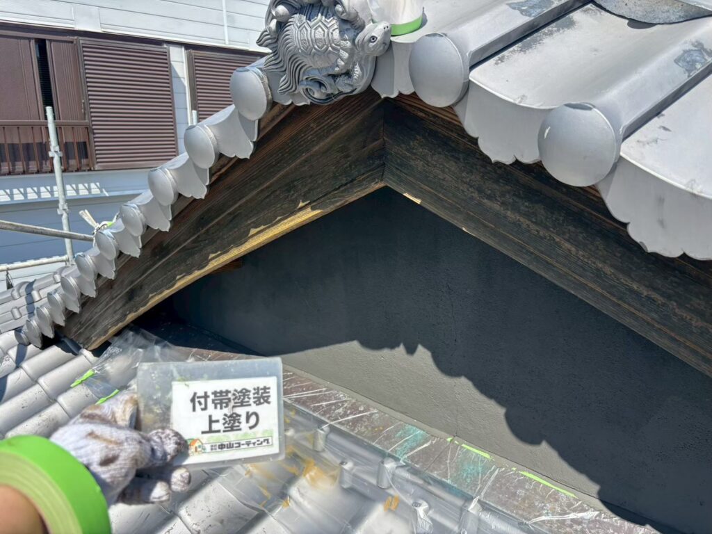 妻壁に上塗りを施し、塗膜の厚みを確保しながら美しく仕上げました