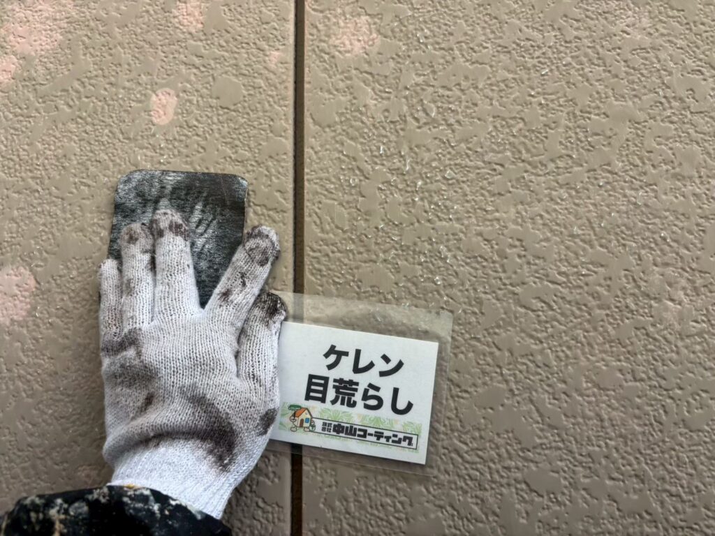 外壁の表面を丁寧に研磨し、塗料が密着しやすい下地に整えます