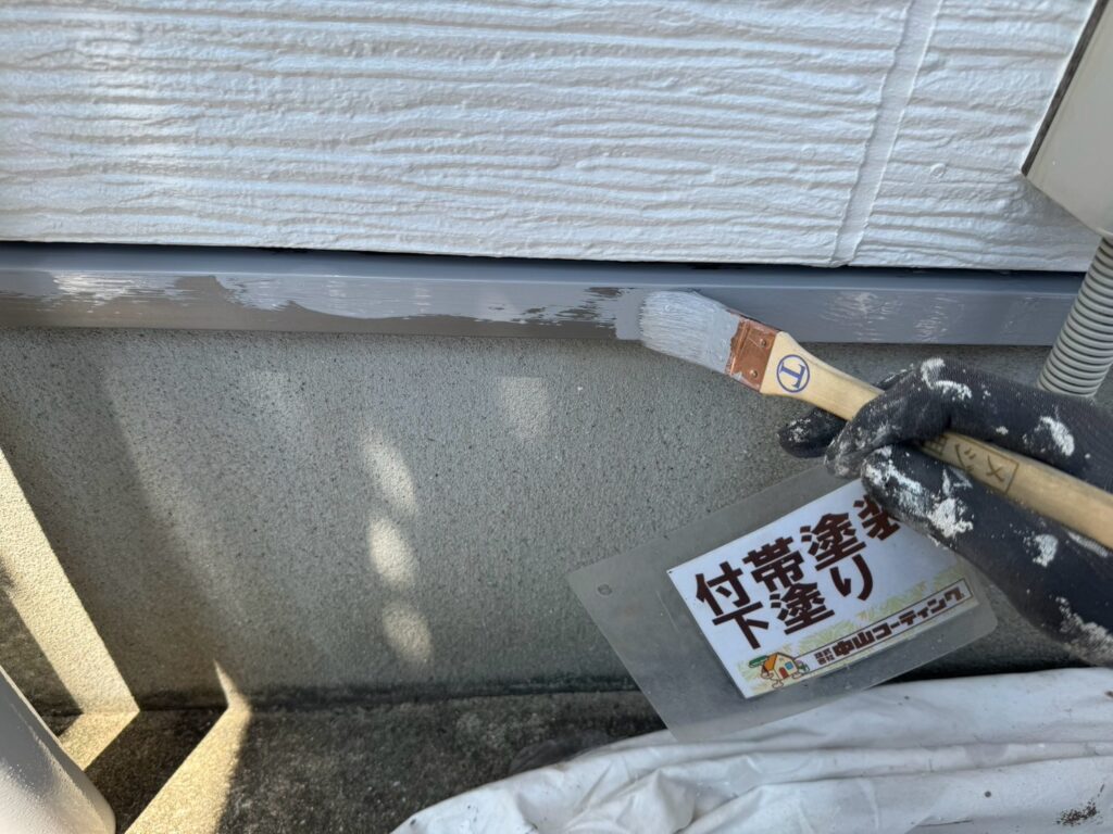 水切りに、刷毛で下塗りを行っています