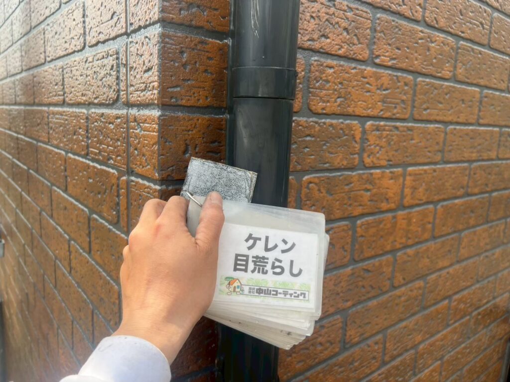雨樋の塗装前に、研磨材を使用してケレン作業を行っています