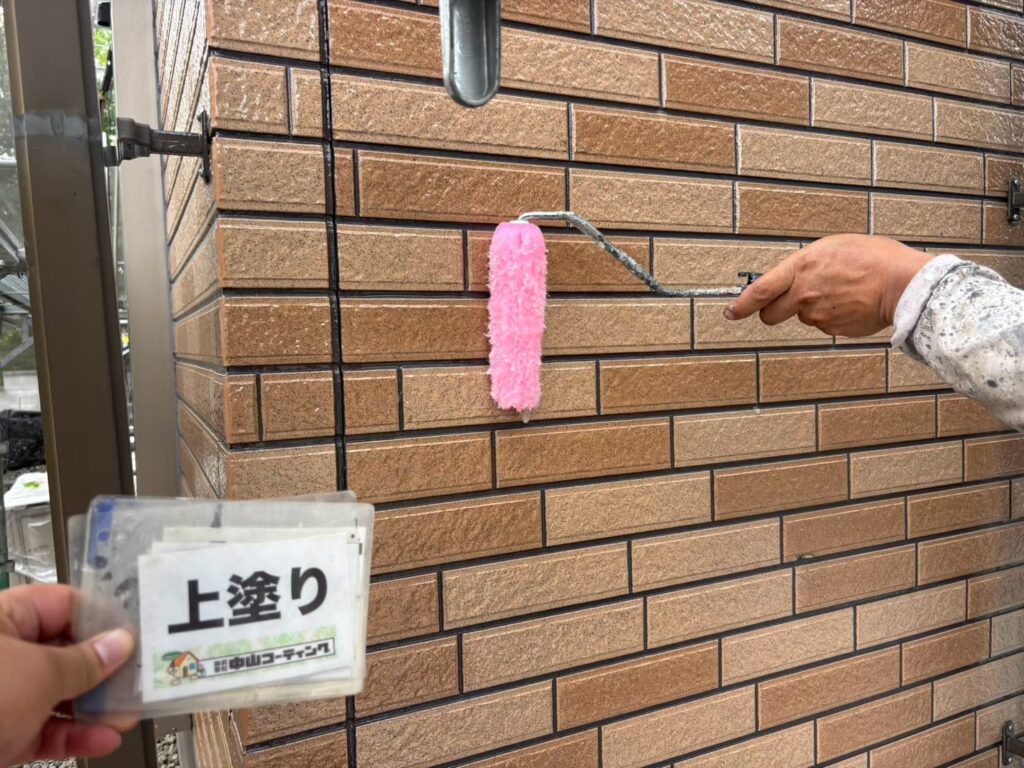 上塗りを行い、外壁のデザインを活かしながら丁寧に仕上げていきます