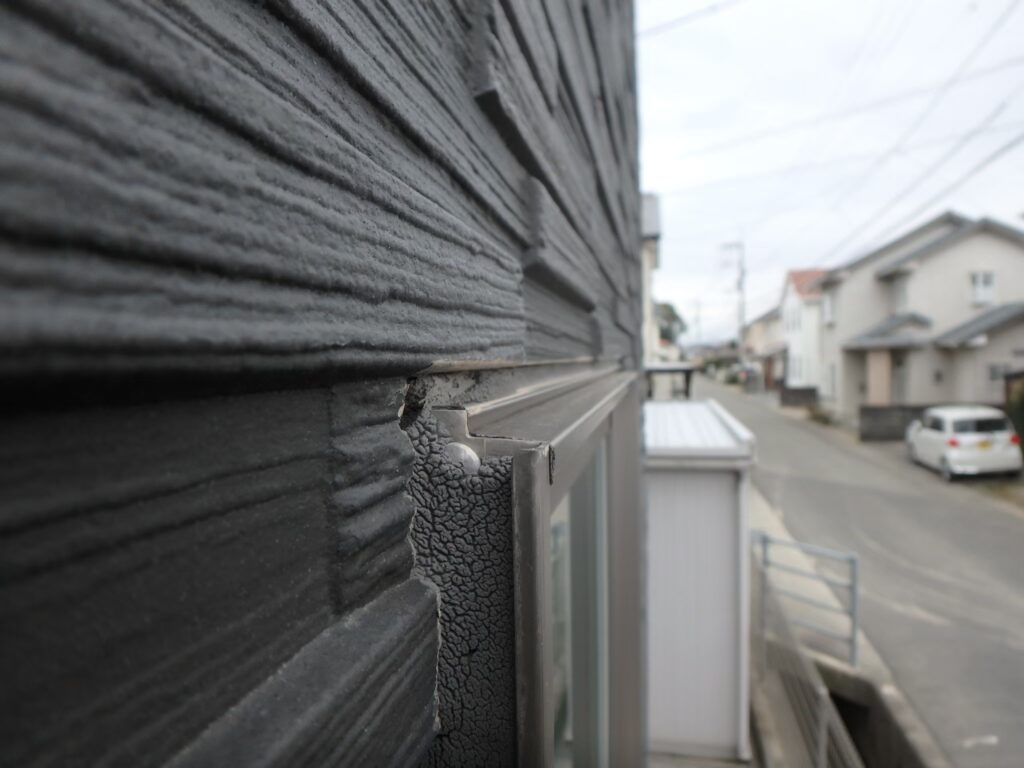 サッシ周りのシーリングが劣化し、金属部品が露出していました