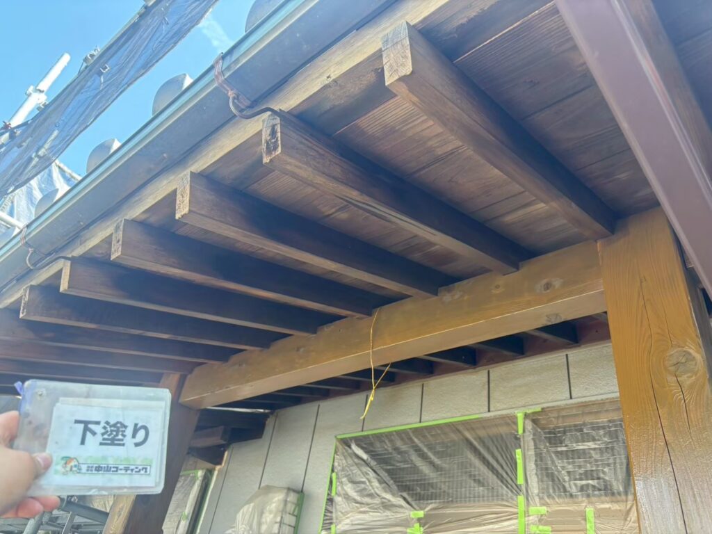軒天や垂木などの木部に下塗りを施し、丁寧に下地を整えました