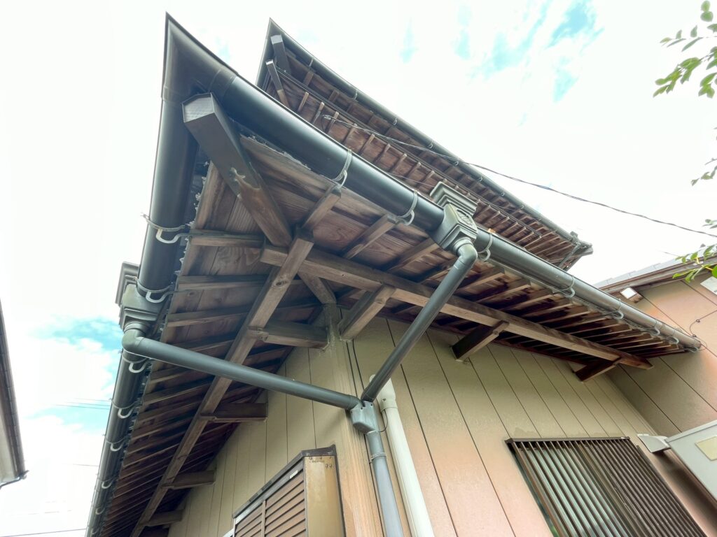 雨樋には経年による色あせが見られ、表面のツヤも薄れていました