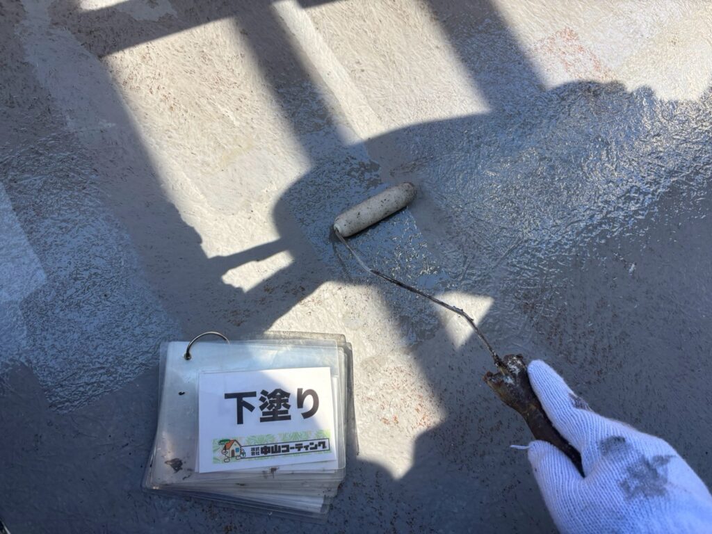 下塗り材を塗布し、下地を整えます