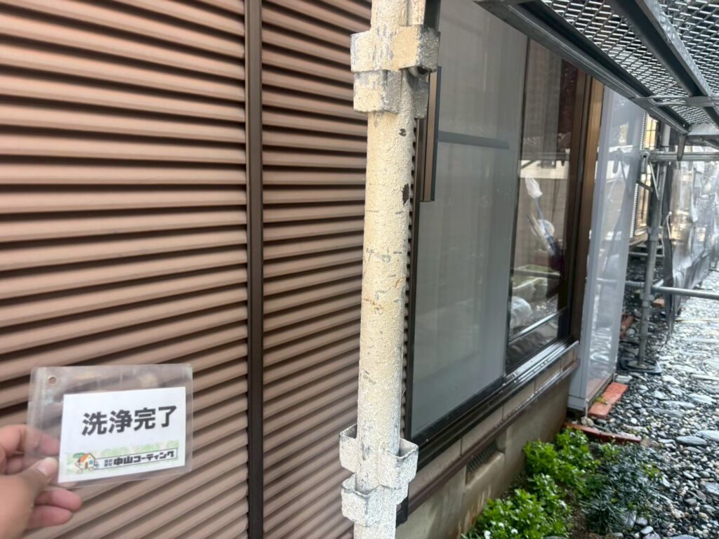 窓まわりもきれいに汚れが落ちています