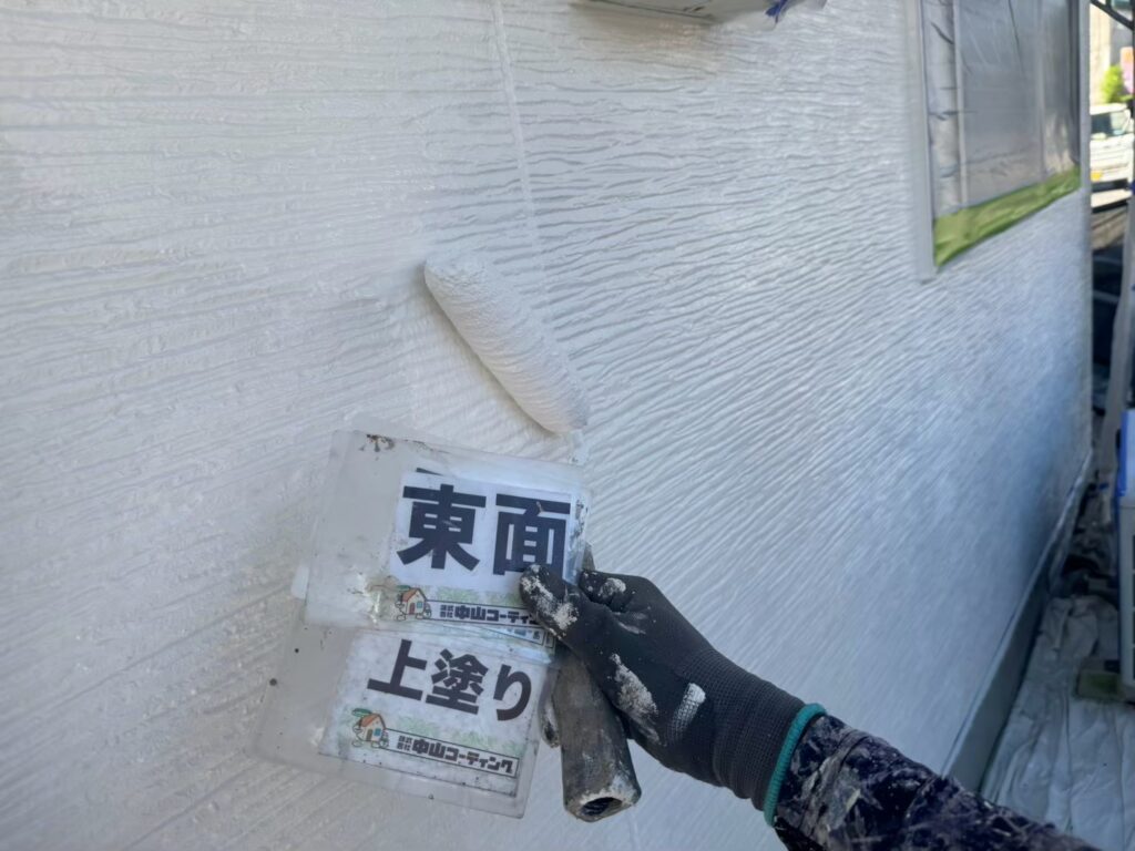 中塗りの上に塗料を重ね、色や艶を整えていきます