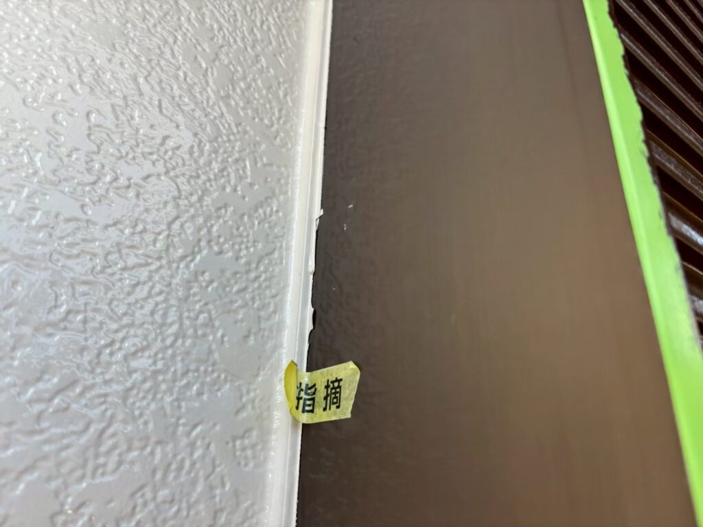 外壁と付帯部の境目の手直しが必要な部分に印を付けていきます