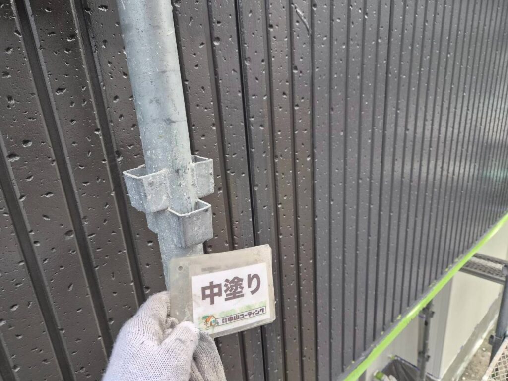 中塗りを重ね、塗膜に厚みを持たせました