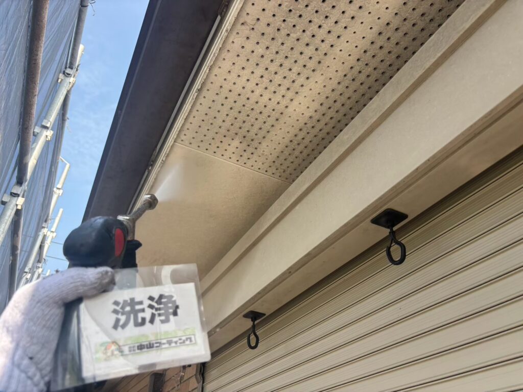 軒天に付着した汚れを落としていきます