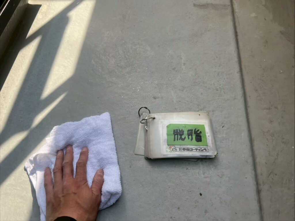 ケレン作業で発生した粉じんや細かな汚れを、丁寧に拭き取っています。下地に不純物が残らないよう清掃することで、塗膜の密着不良を防ぎ、次の塗装工程へつなげます
