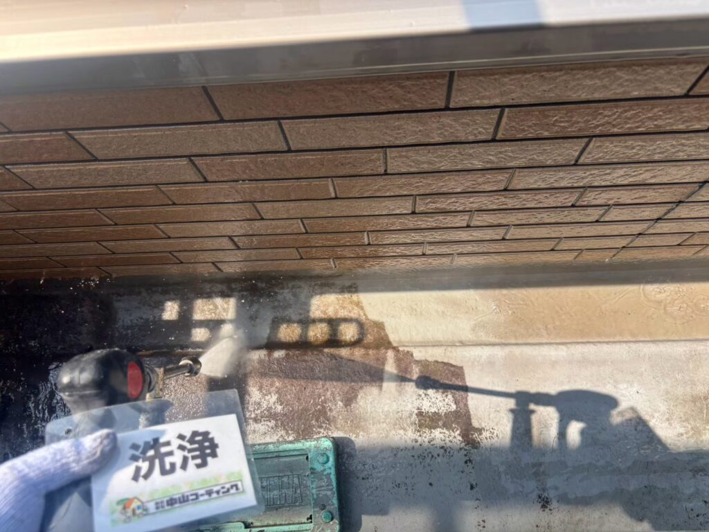 ベランダの床に付着した汚れを高圧洗浄で洗い流します