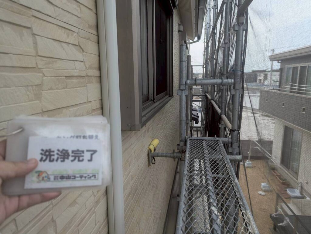 外壁全体を丁寧に洗浄し、塗装前の下準備が整いました