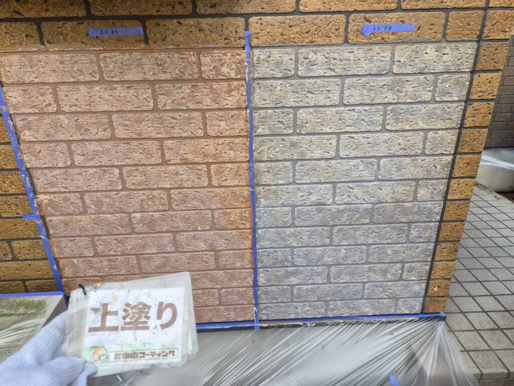WB多彩仕上げ工法による試し塗りの上塗り工程を終え、異なる2色の仕上がりを比較しています。実際の外壁に塗装することで、色見本だけでは分かりにくい質感や光の当たり方による印象の違いを確認し、最終的な色選びの参考にしていただきます