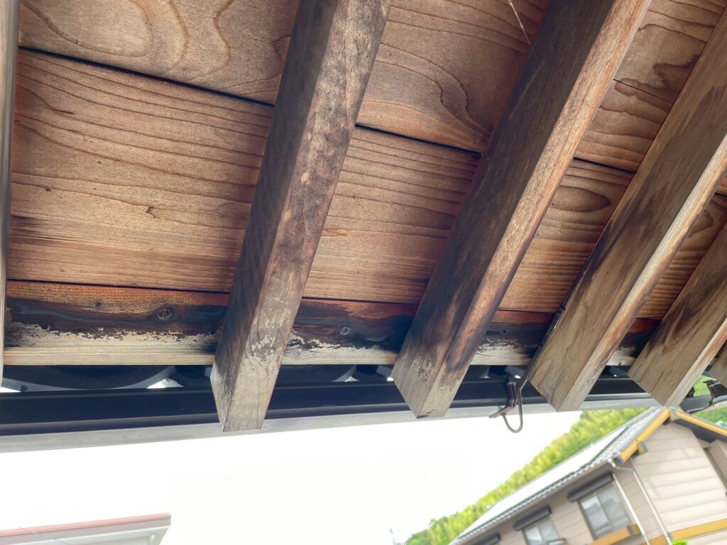 軒天や垂木には、色あせや塗膜の剥がれが見られました