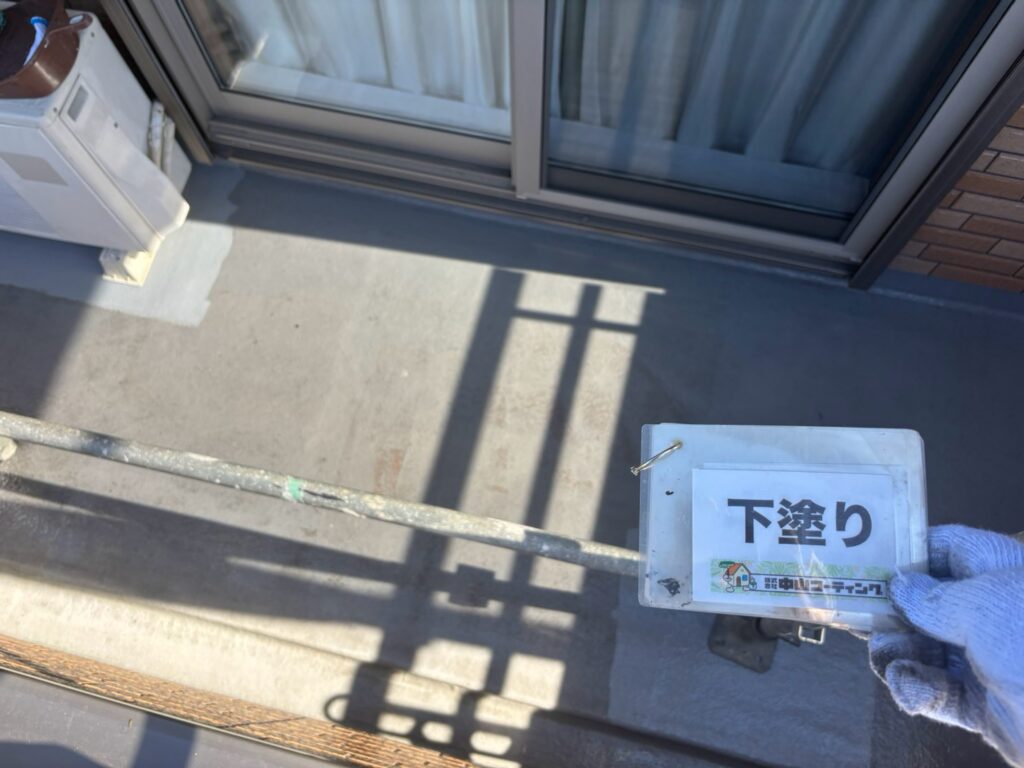 ベランダ床全体に下塗りを行いました