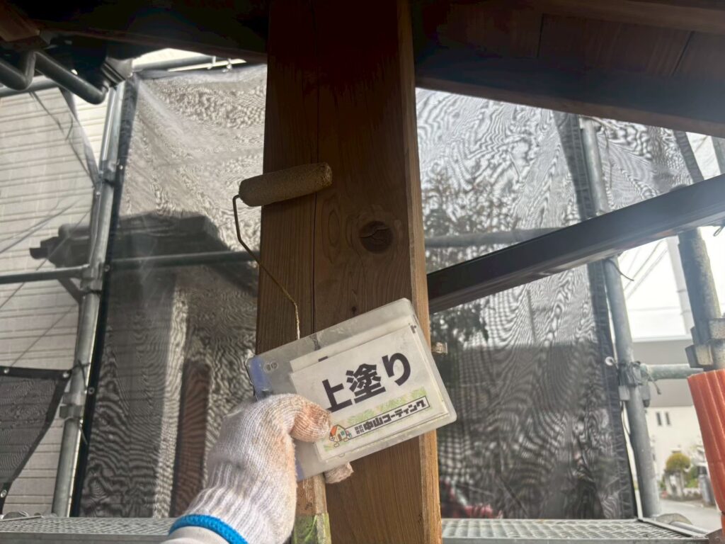 木柱に上塗りを施し、木の風合いを活かしながら保護しています
