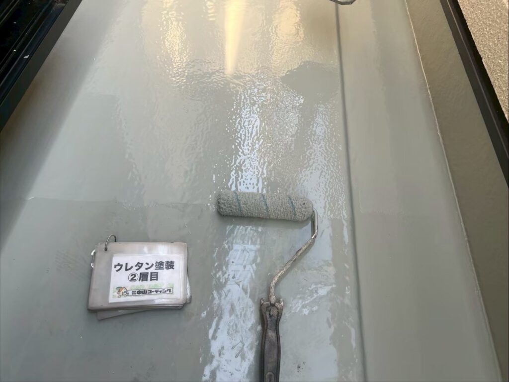 1層目の施工後、さらにウレタン防水材を重ね塗りしていきます