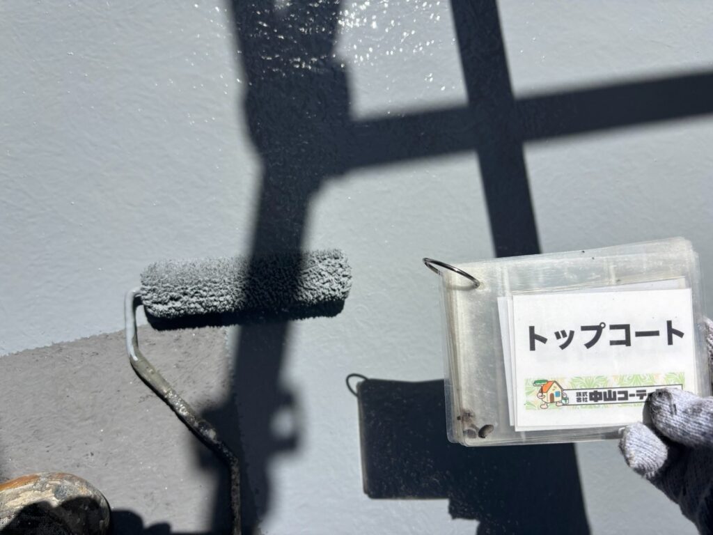 トップコートを塗布し、表面を保護します