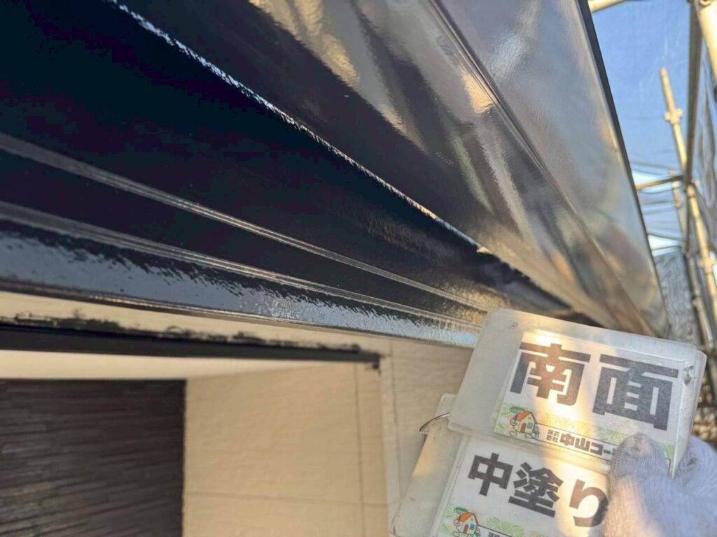 中塗りで塗膜に厚みを加え、耐久性を高めていきます