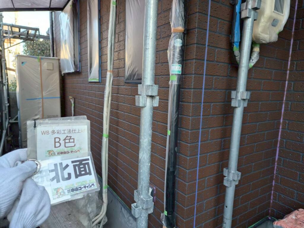 WB多彩仕上げ工法のB色を使用し、北面の外壁を仕上げています。ブラウン系の色合いに深みのある陰影が加わり、レンガ調サイディングならではの自然な風合いが際立ちます
