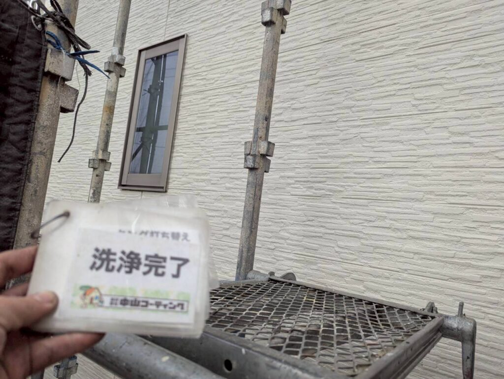 外壁の細かな凹凸に入り込んだ汚れまでしっかり洗い流しました