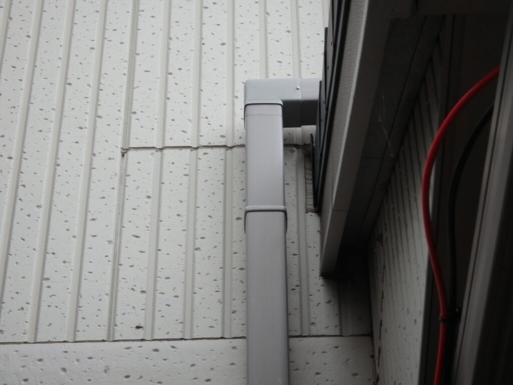 雨樋の表面に色あせが見られます