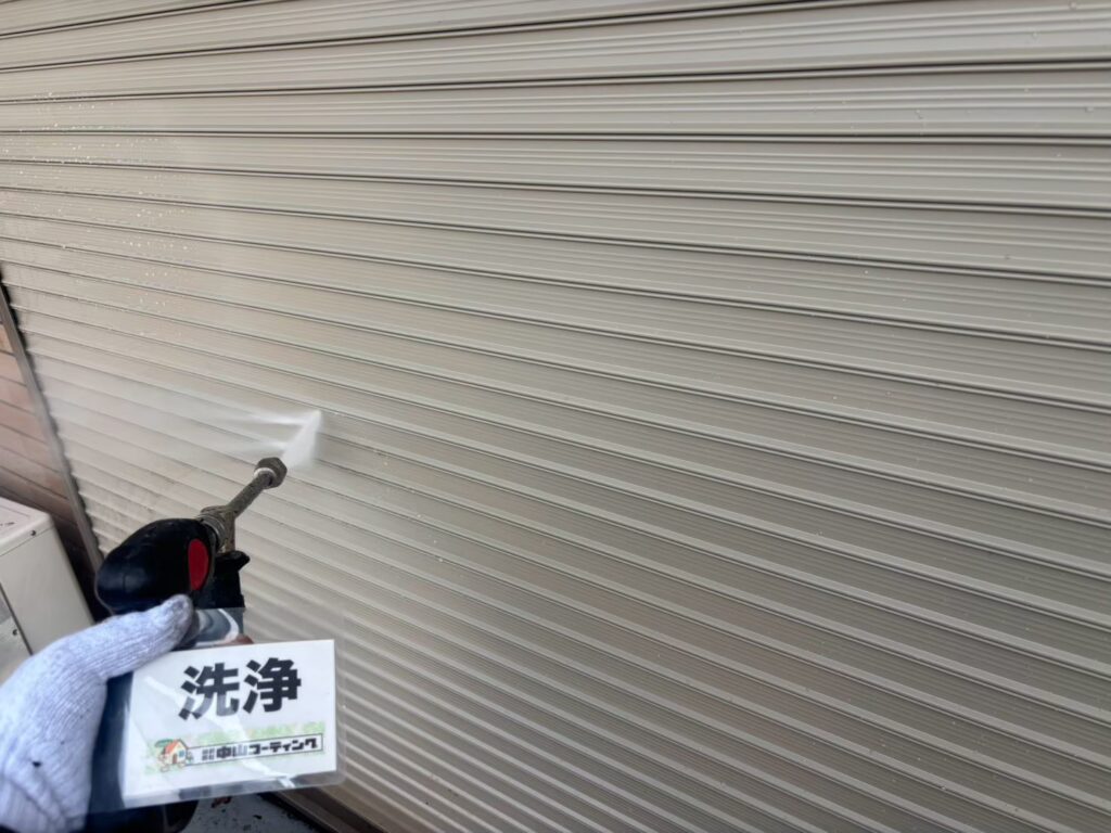 シャッターも高圧洗浄で丁寧に洗い流します