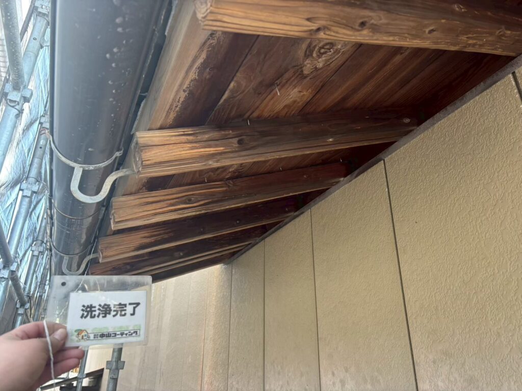 高圧洗浄が完了し、軒天や垂木の表面に付着していた汚れを落としました
