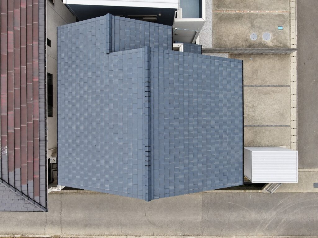 施工前の屋根は、全体的に色あせや塗膜の劣化が見られました