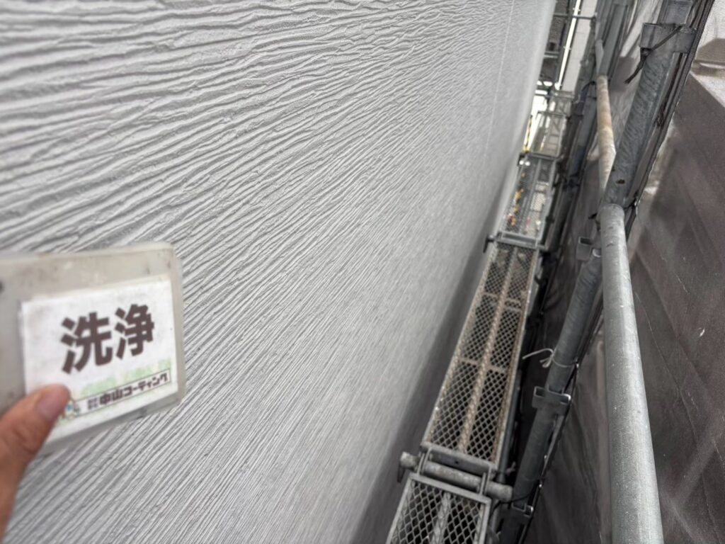 外壁の凹凸に付着した汚れを洗い流しました
