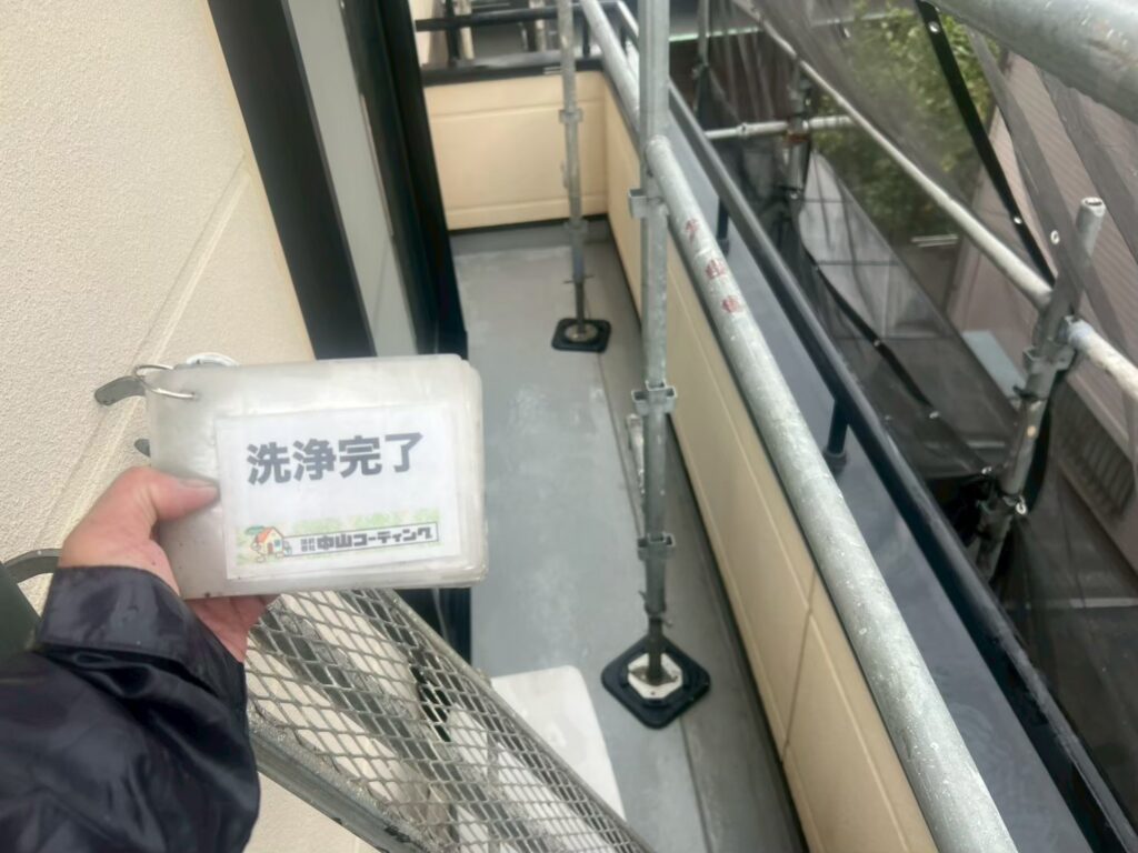 ベランダの床面も隅々まで洗浄を行いました