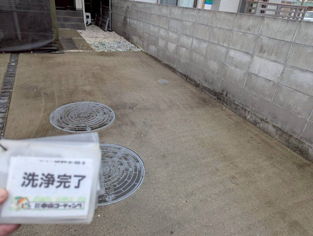 コンクリートに蓄積した土汚れや黒ずみをすっきり除去しました