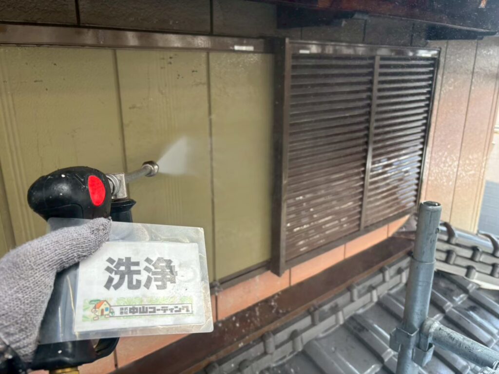 窓まわりの外壁や雨戸も、塗装前に高圧洗浄で汚れを落としていきます