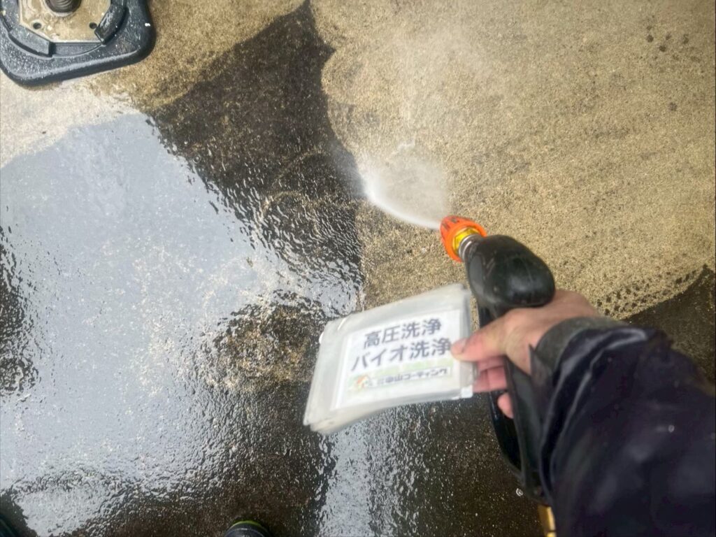 床面の黒ずみや汚れを、高圧バイオ洗浄で洗い流していきます