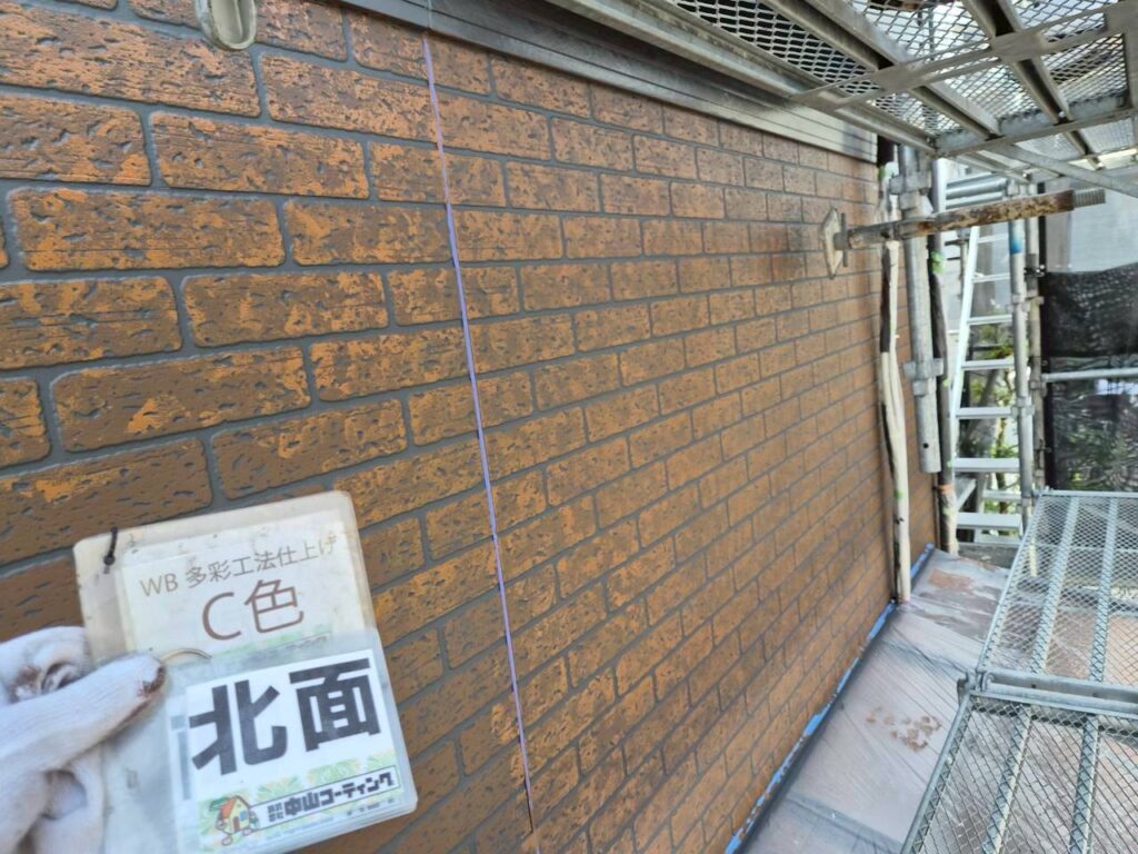 C色の多彩仕上げを施しました。明るいブラウンと落ち着いた目地色の組み合わせにより、レンガ一つひとつの質感が引き立っています