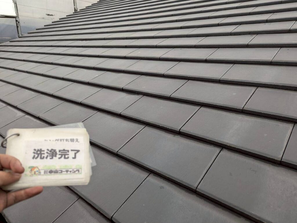 屋根に付着した汚れやホコリを高圧洗浄で丁寧に落としました