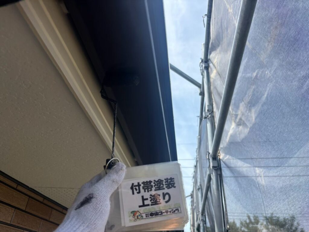 上塗りを重ね、付帯部全体を落ち着いたブラウンで整えていきます