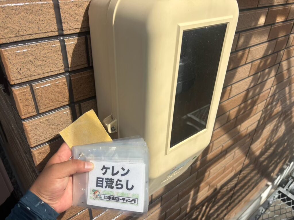 電気ボックスをケレンし、塗料が密着しやすいよう表面を整えます