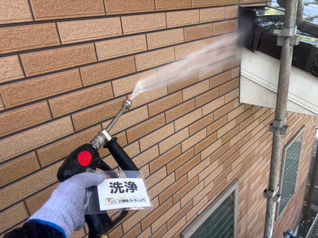 外壁表面の汚れを、丁寧に取り除いていきます