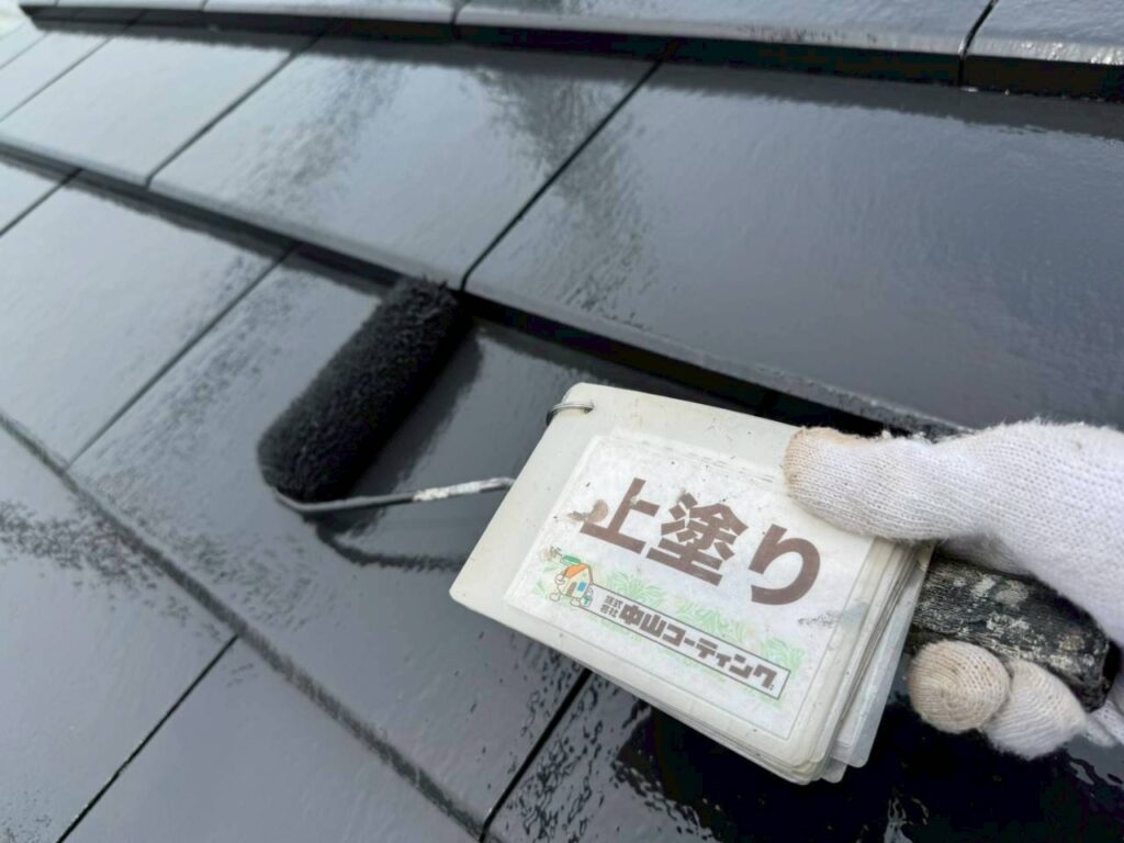 仕上げの塗料を丁寧に重ね、色ムラのない屋根へ整えていきました
