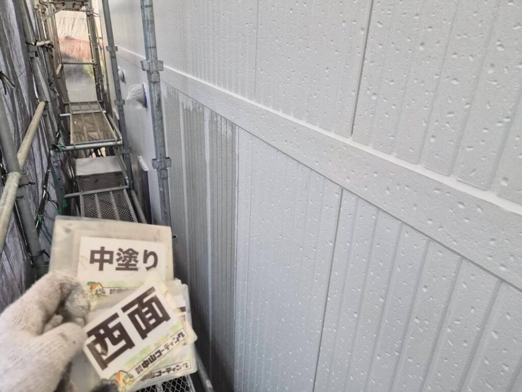 中塗りが進み、白い色合いが広がっています