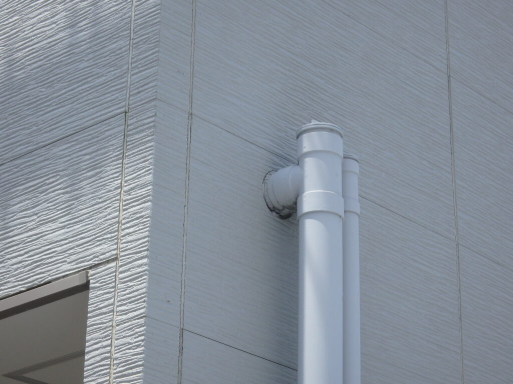 配管周りに黒ずみが見られます