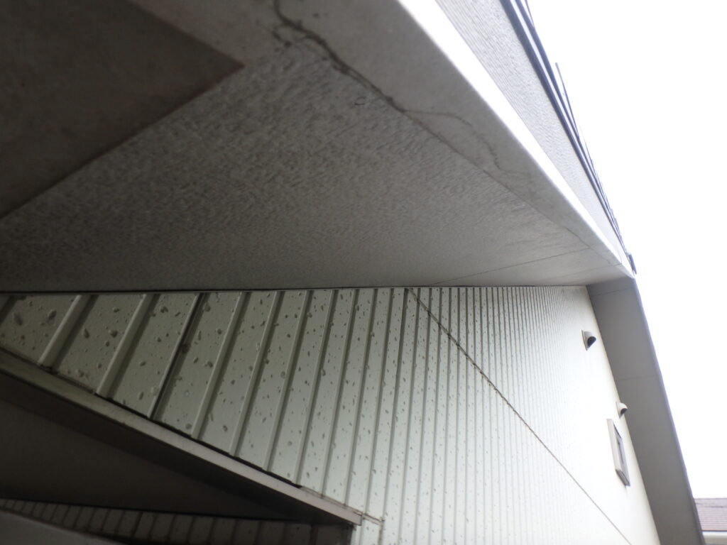 軒天の表面に汚れが広がっています